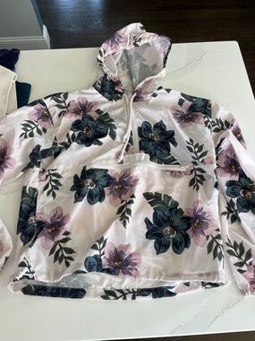 Super cute pull over quarter zip jacket - perfect for travel. Zip pouch.